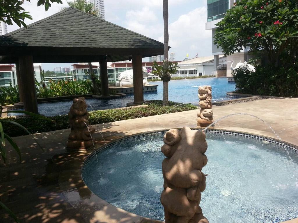 Baan Sathorn Riverfront Банкок Екстериор снимка